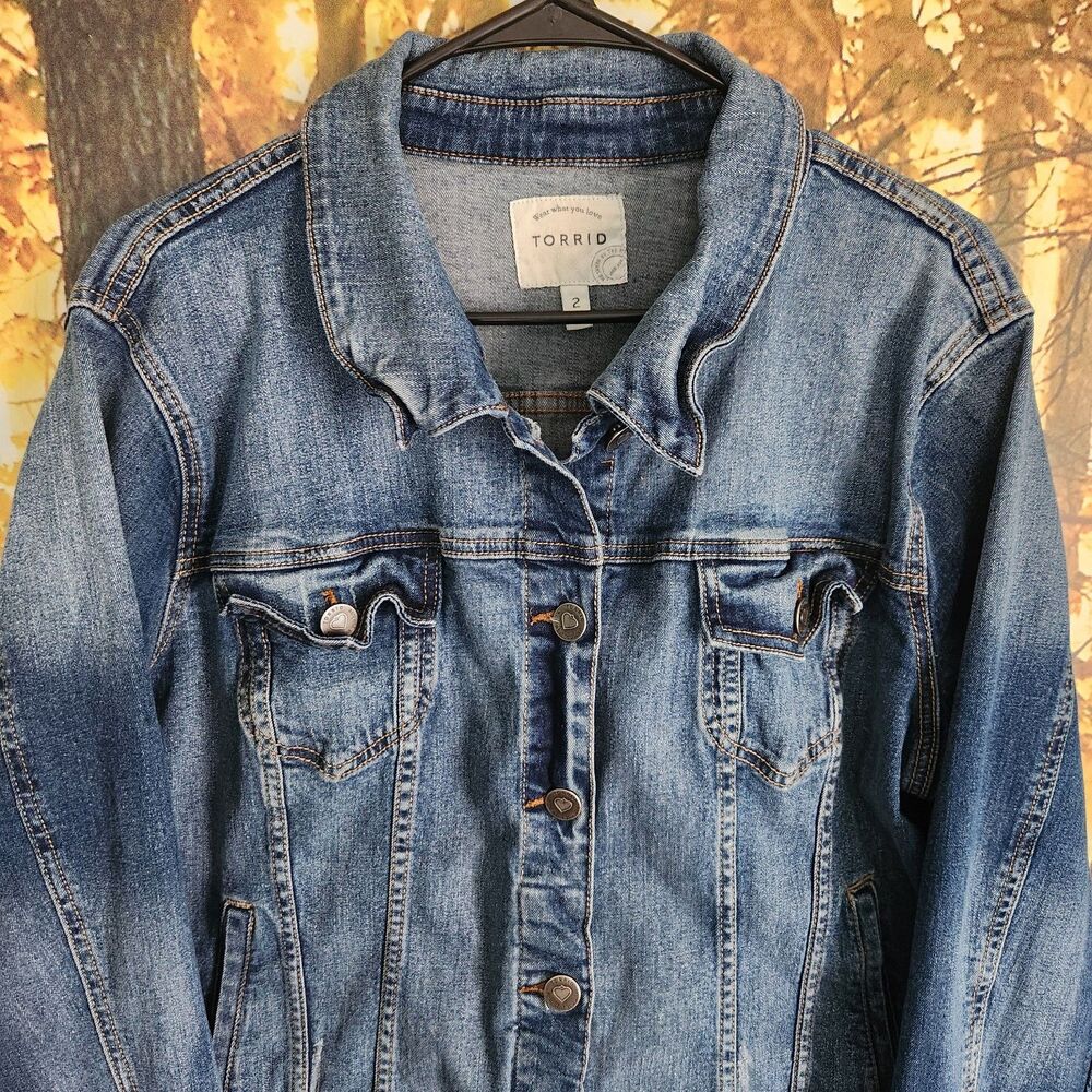 Torrid Women's Denim Jacket Plus Size 2 Medium Wash Stretch Long Sleeve Trucker - Picture 3 of 12